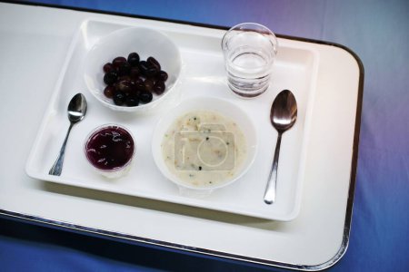 Téléchargez les photos : Nourriture hospitalière pour patients - en image libre de droit
