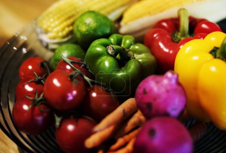 Téléchargez les photos : Différents légumes dans un bol - en image libre de droit