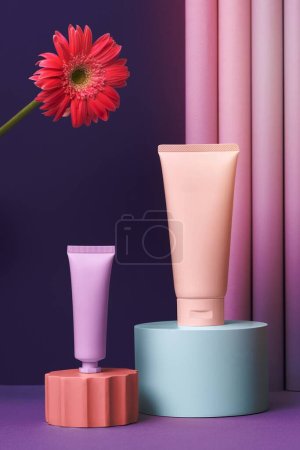 Téléchargez les photos : Tube cosmétique Pastel, ensemble de produits de beauté minimal - en image libre de droit