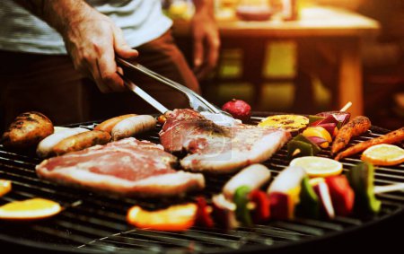 Téléchargez les photos : Gros plan de barbecues de steak grillades sur charbon de bois - en image libre de droit