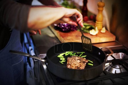 Foto de Ama de casa cocina a la parrilla filete concepto de cena - Imagen libre de derechos