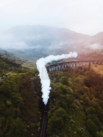 Téléchargez les photos : Chemin de fer Glenfinnan Viaduct à Inverness-shire, Écosse - en image libre de droit