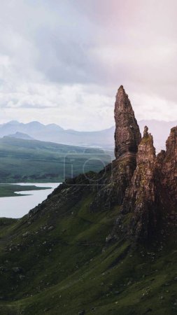 Téléchargez les photos : Nature iPhone fond d'écran, fond mobile de montagne, la Storr sur la péninsule trotternaise de l'île de Skye, Ecosse - en image libre de droit