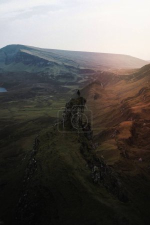 Téléchargez les photos : Femme alpiniste à Quiraing sur l'île de Skye en Écosse - en image libre de droit