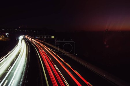 Foto de Línea de tráfico de larga exposición por la noche - Imagen libre de derechos