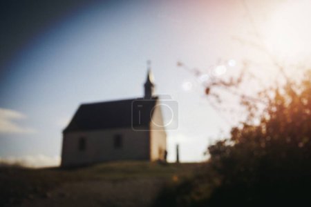 Téléchargez les photos : Photo floue d'une église dans une région éloignée - en image libre de droit