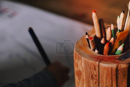 Foto de Recipiente de madera con lápices de color - Imagen libre de derechos