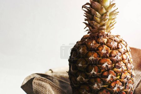 Téléchargez les photos : Gros plan d'un ananas tropical - en image libre de droit