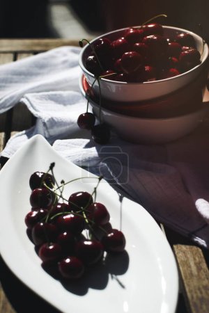 Téléchargez les photos : Cerises rouges dans les bols - en image libre de droit