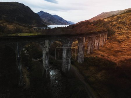 Téléchargez les photos : Chemin de fer Glenfinnan Viaduct à Inverness-shire, Écosse - en image libre de droit