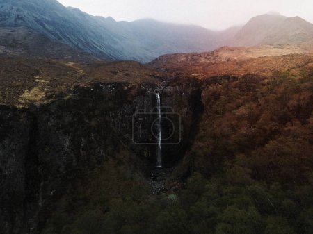 Téléchargez les photos : Drone de la cascade d'Eas Mor sur l'île de Skye en Écosse - en image libre de droit