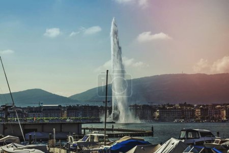 Téléchargez les photos : Fontaine à jet d'eau à Genève, Suisse - en image libre de droit