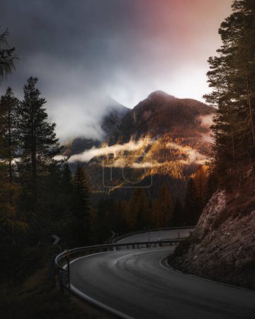 Sombre journée brumeuse avec route de montagne sinueuse vide