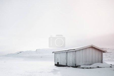 Foto de Cabaña de madera abandonada fondo de invierno - Imagen libre de derechos