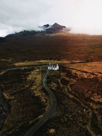 Téléchargez les photos : Chalet blanc près du Black Cuillin à Glen Sligachan sur l'île de Skye en Ecosse - en image libre de droit