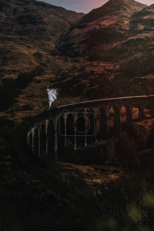 Téléchargez les photos : Train sur le viaduc Glenfinnan, Écosse - en image libre de droit