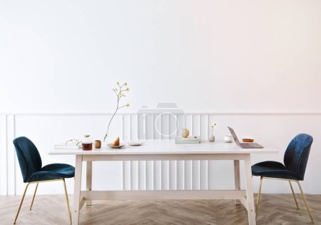 Téléchargez les photos : Table en bois avec chaises en velours bleu dans une pièce blanche - en image libre de droit
