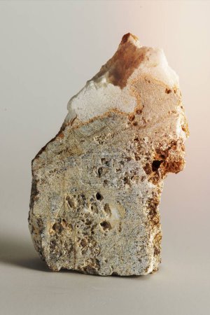 Foto de Fuente de diseño de primer plano de roca de mármol blanco - Imagen libre de derechos