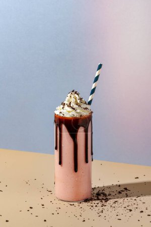 Téléchargez les photos : Strawberry milkshake with chocolate sauce - en image libre de droit