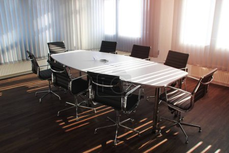 Foto de Mesa de madera blanca con conjunto de sillas - Imagen libre de derechos