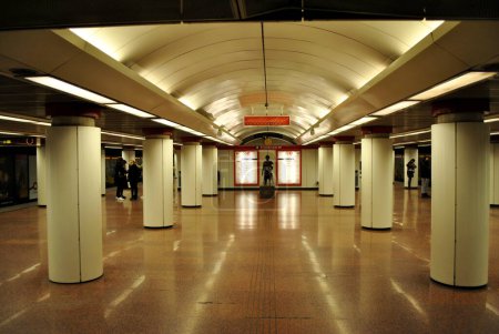 Téléchargez les photos : Couloir vide d'une station de métro souterraine - en image libre de droit