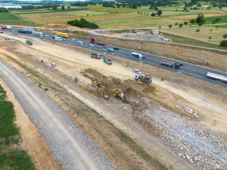Foto de Construcción de autopistas con vehículos y máquinas de construcción, nueva construcción y renovación de la A8 cerca de Pforzheim, grabación de drones - Imagen libre de derechos