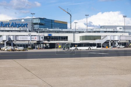 Foto de Frankfurt, Alemania 14 de mayo de 2023: Terminal del aeropuerto de Frankfurt con varios vehículos y accesorios del aeropuerto - Imagen libre de derechos
