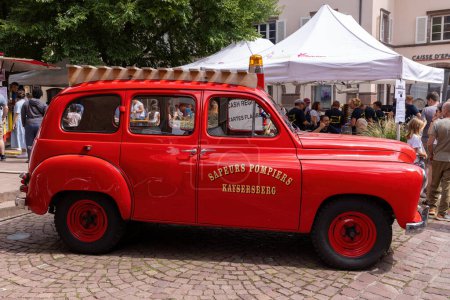 Photo for Kaysersberg, France 2023 August 15 : historic old red Renault fire truck in Kayssersberg - Royalty Free Image