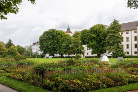 Téléchargez les photos : Vue de la résidence Kempten à travers le Hofgarten par une journée nuageuse d'été - en image libre de droit