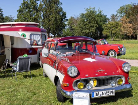 Téléchargez les photos : Opel Rekord P1 et Eriba Hymer caravane à Chromblitz à Weiterstadt au château de Braunshardt - en image libre de droit