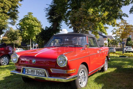 Foto de BMW 700 Cabrio en rojo en Chromblitz en Weiterstadt en el castillo de Braunshardt - Imagen libre de derechos