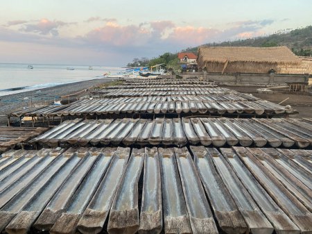 medio, troncos huecos para la producción de sal en Bali