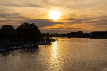 Konstanz, vue depuis le pont à vélo sur l'arrière-pays au coucher du soleil avec des silhouettes