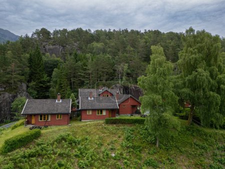 típico complejo vacacional con bosque en las montañas de Noruega