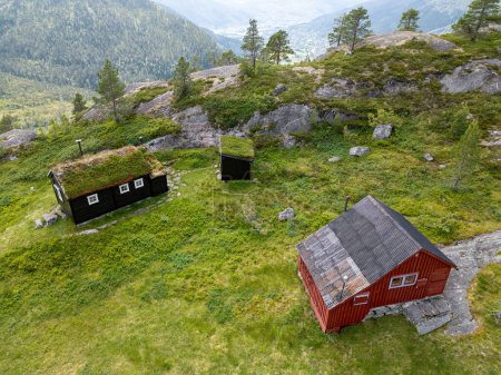 típico complejo vacacional con bosque en las montañas de Noruega
