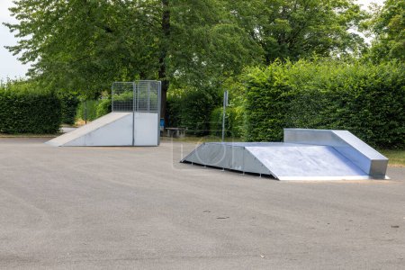 Skatepark mit verschiedenen Halfpipes im Sommer