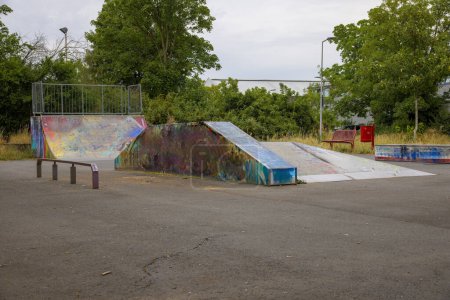 Skatepark mit verschiedenen Halfpipes im Sommer
