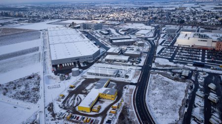 Foto de Vista sobre la zona comercial de Weiterstadt con metro, Segmller en invierno con nieve - Imagen libre de derechos