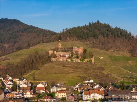 Ortenberg Wohngebiet mit Schloss Ortenberg im Frühling bei Sonnenuntergang, Drohnenschuss