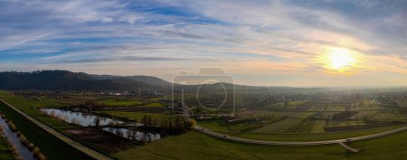 Panoramalandschaft bei Ortenberg und Offenburg im Frühling bei Sonnenuntergang, Drohnenschuss
