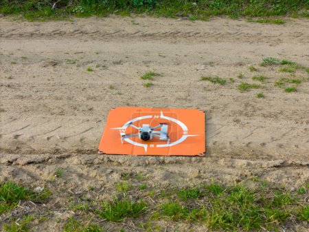 Téléchargez les photos : Weiterstadt Allemagne 6 avril 2024 : DJI Mini 3 drone avec hélice tournante sur la plate-forme terrestre - en image libre de droit