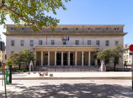 Téléchargez les photos : Aix en Provence, Palais de Justice au printemps en France - en image libre de droit