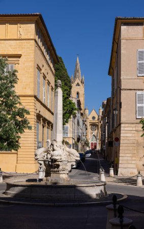 Aix en Provence, rue latérale typique avec fontaine et église