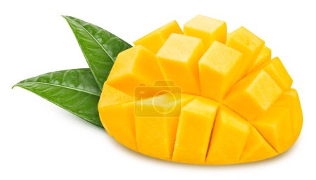 Mitad de mango. Mango fresco aislado sobre fondo blanco. Mango con camino de recorte