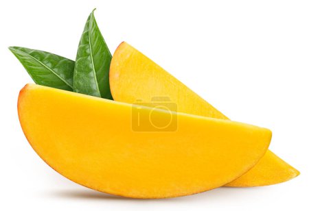 Foto de Rebanada de mango. Mango orgánico fresco con hojas aisladas sobre fondo blanco. Mango con camino de recorte - Imagen libre de derechos