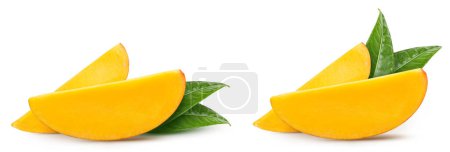 Téléchargez les photos : Une part de mangue. Mangue biologique fraîche avec des feuilles isolées sur fond blanc. Mangue avec chemin de coupe - en image libre de droit