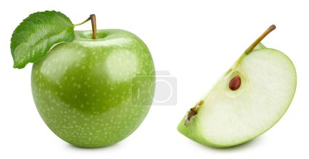 Téléchargez les photos : Pomme verte tranchée isolée sur un fond blanc avec chemin de coupe - en image libre de droit