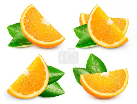 Foto de Camino de recorte naranja. Naranja con hoja verde y medio aislado sobre fondo blanco. Naranja macro estudio foto - Imagen libre de derechos