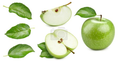 Manzana verde fresca entera y cortada por la mitad con hojas aisladas sobre fondo blanco. Recorte de camino. Profundidad total del campo.