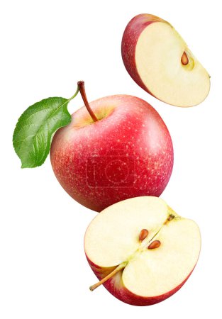 Téléchargez les photos : Pomme rouge avec tranche de pomme et feuilles isolées sur un fond blanc. Pomme avec chemin de coupe des feuilles. Voler dans l'air pomme - en image libre de droit